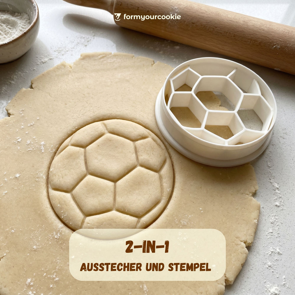 Fußball Classic-Keksausstecher mit Größenangabe 7 × 7 cm