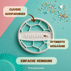 Fußball mit Name-Keksausstecher beim Backen