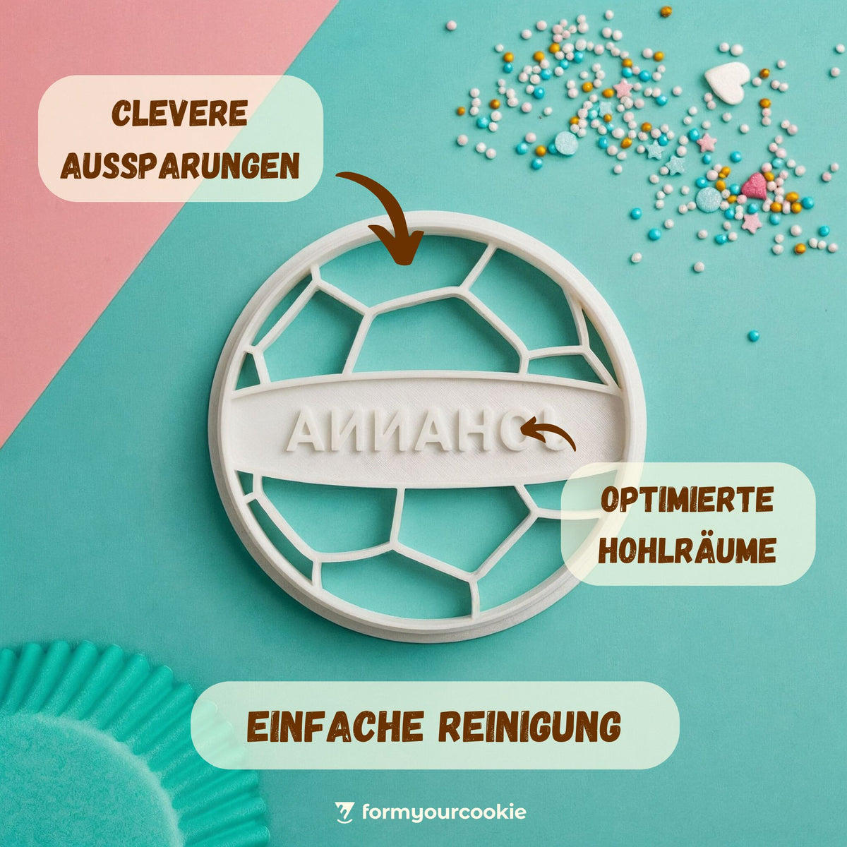 Fußball mit Name-Keksausstecher beim Backen