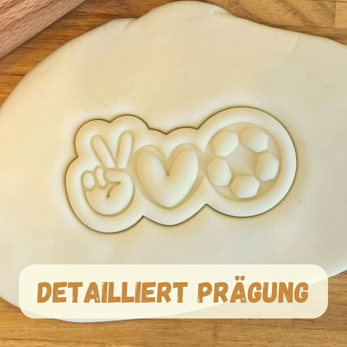 klassische Prägung des Peace, Love & Fußball-Keksausstechers