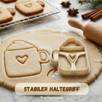 Kakao-Tasse mit Sahne & Herz – Weihnachts-Keksausstecher mit Prägung – 7x5cm