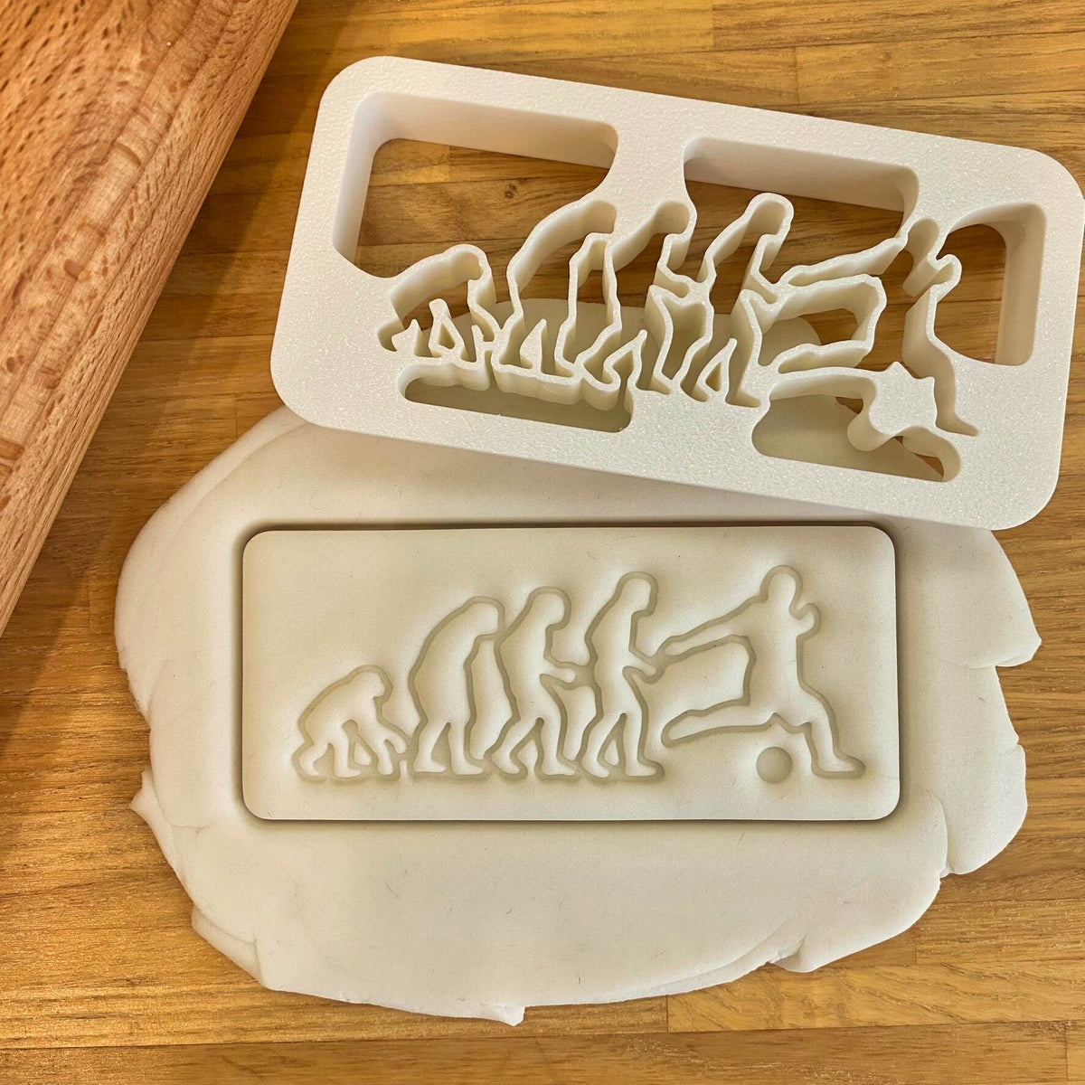 Evolution Fußball-Keksausstecher beim Backen