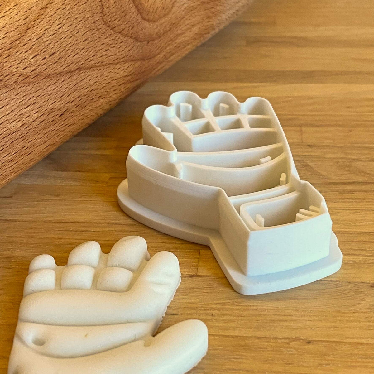 Torwarthandschuh-Keksausstecher mit gebackenen Motivkeksen
