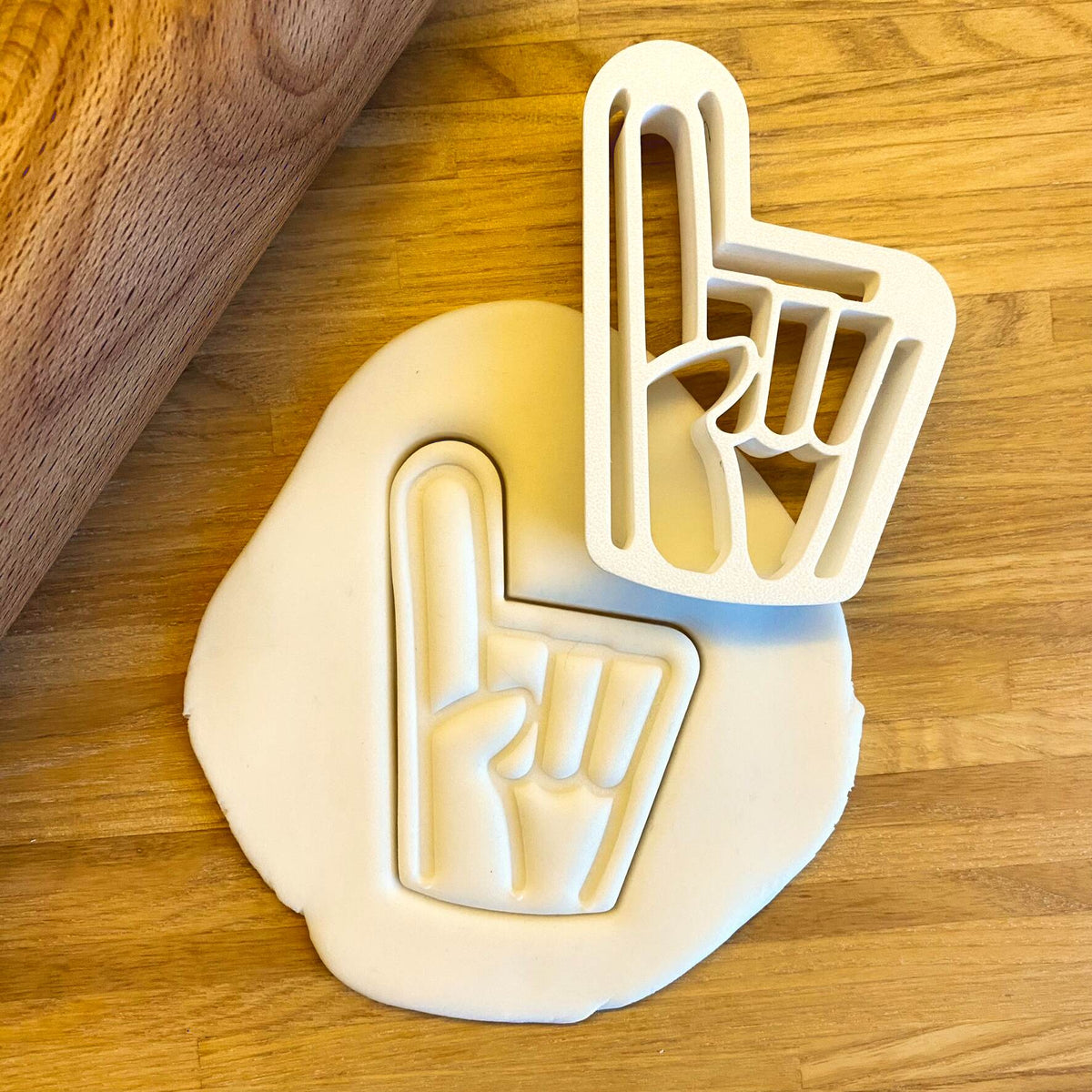 High Five-Keksausstecher beim Backen