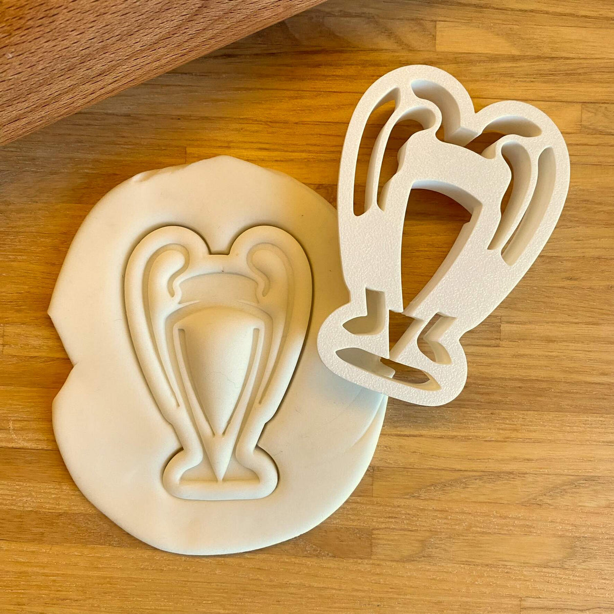 Pokal-Keksausstecher beim Backen