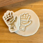 Torwarthandschuh-Keksausstecher beim Backen