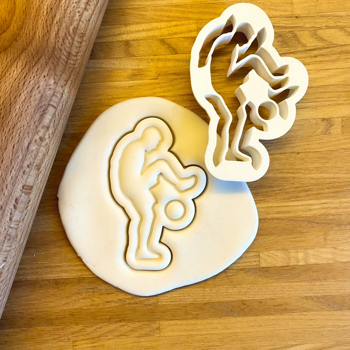 Fußballer-Keksausstecher beim Backen
