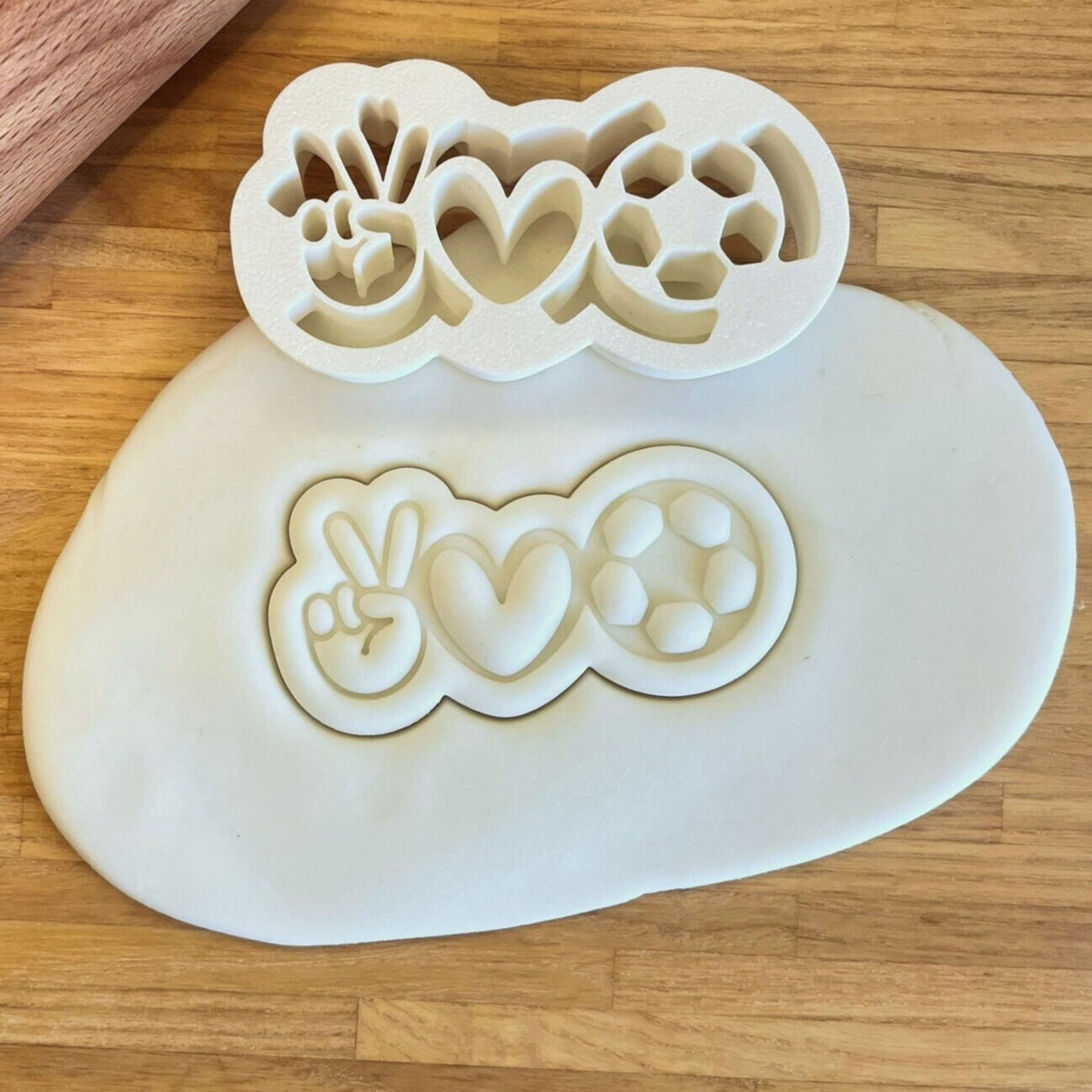 Peace, Love & Fußball-Keksausstecher beim Backen