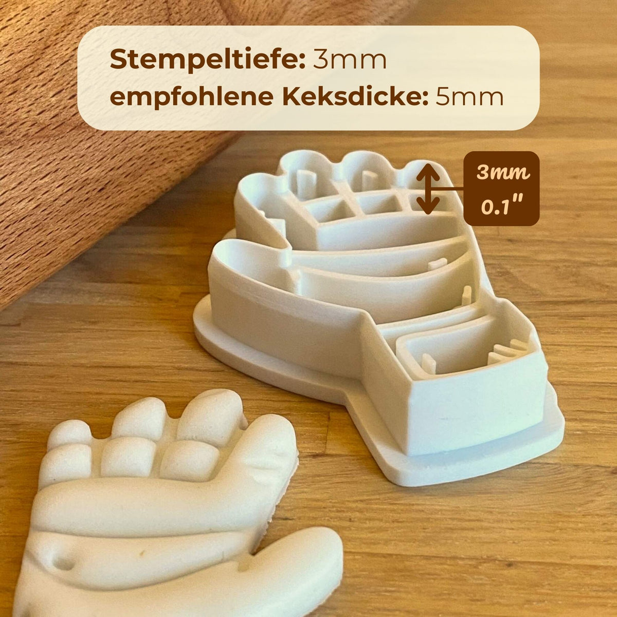 Schnittkante und Prägefläche des Torwarthandschuh-Keksausstechers