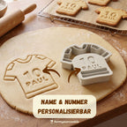 Trikot mit Name und Nummer-Keksausstecher mit Größenangabe 7 × 7 cm