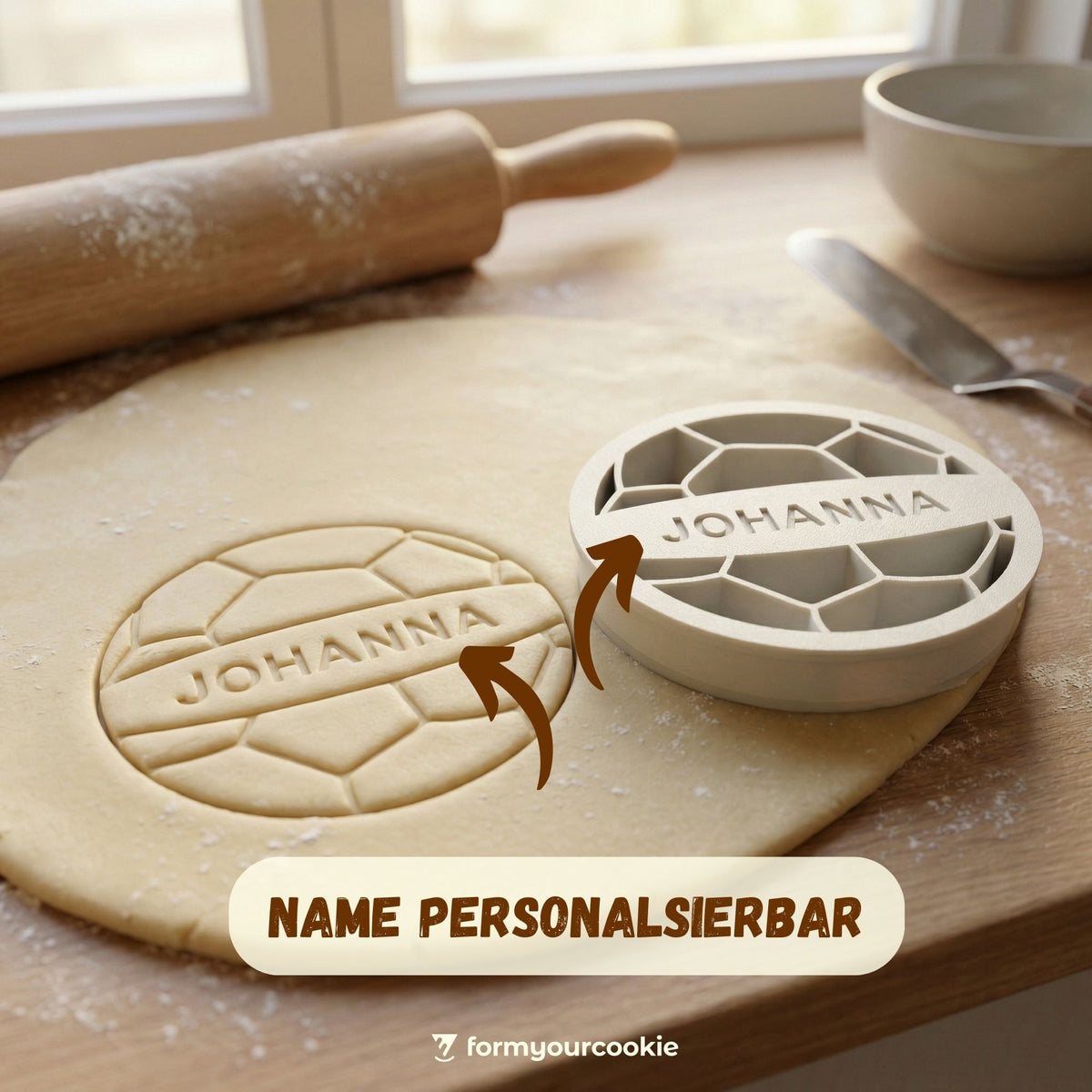 Fußball mit Name-Keksausstecher mit Größenangabe 7 × 7 cm