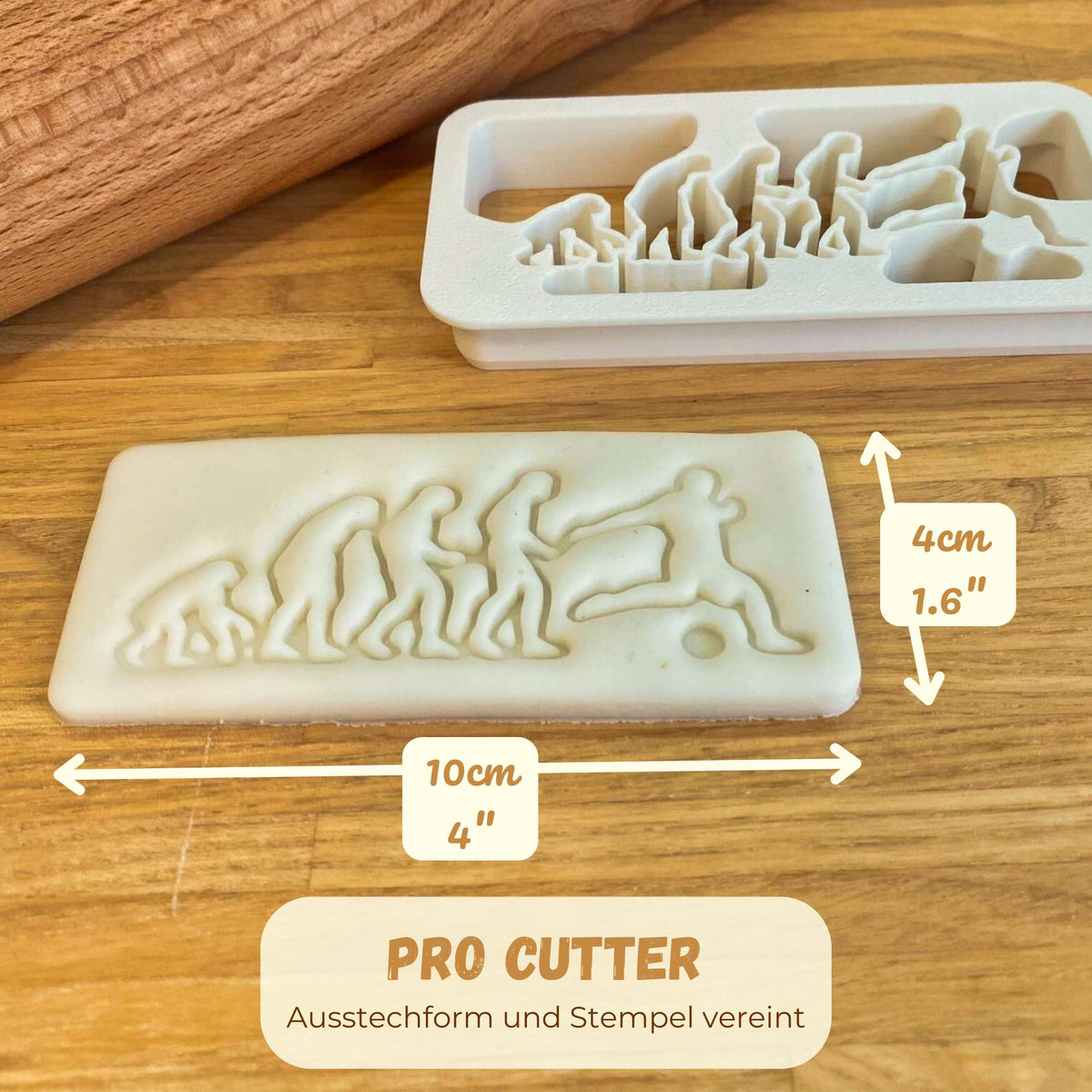 Evolution Fußball-Keksausstecher mit Größenangabe 10 × 4 cm